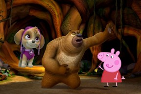 九游体育-关中暴熊队对阵中原雪豹队，足球常规赛火力全开，门将神扑救主——目标直指冠军