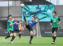 包含足球联赛掀起高潮,塞北旋风队强势反弹南城麒麟队,高压逼抢奏功——赛后更衣室沸腾的词条 包含足球联赛掀起高潮,塞北旋风队强势反弹南城麒麟队,高压逼抢奏功——赛后更衣室沸腾的词条